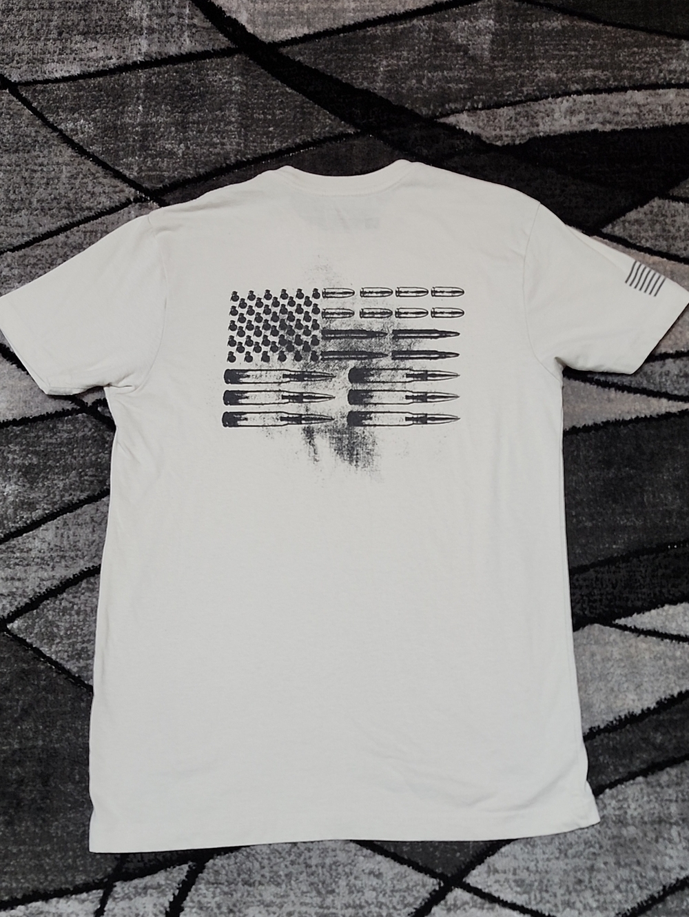 GUNT STYLE BULLETS & CARTRIDGE AMERICAN FLAG SIHOUETTE IVORY GRAPHIC TEE-SHIRT